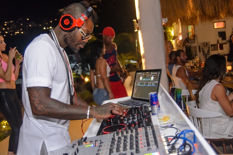 Απίστευτο! Τα… πάντα όλα απ’ το πάρτι του Σισέ στη Μύκονο με 80 κλικς! (photos)