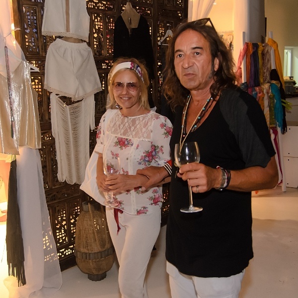 Απίστευτο! Τα… πάντα όλα απ’ το πάρτι του Σισέ στη Μύκονο με 80 κλικς! (photos)