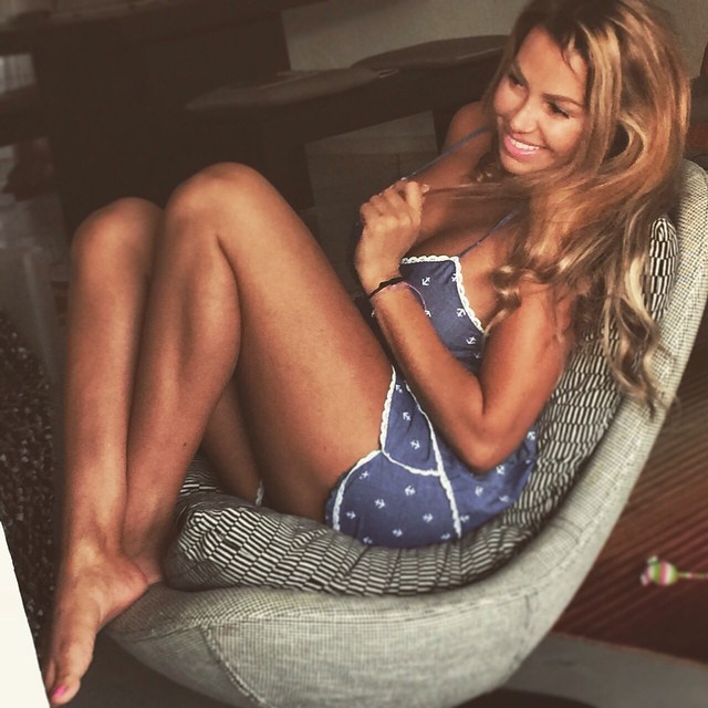 Νέα… φωτιά από την Ρία Τσίγα! Έγινε γοργόνα… στα βράχια (photos)