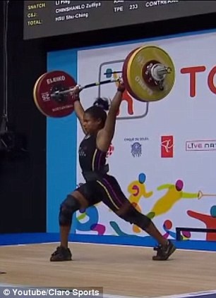 Σοκαριστικό! Κατέρρευσε την ώρα που σήκωνε την μπάρα! (photos, video)