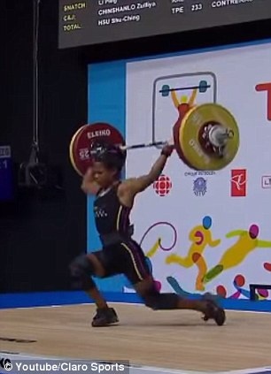 Σοκαριστικό! Κατέρρευσε την ώρα που σήκωνε την μπάρα! (photos, video)