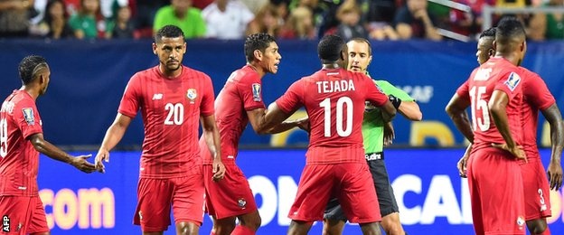 Ντου στον διαιτητή στο Παναμάς-Μεξικό!!! (photos&video)