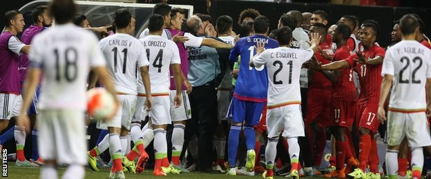 Ντου στον διαιτητή στο Παναμάς-Μεξικό!!! (photos&video)