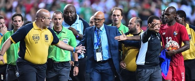 Ντου στον διαιτητή στο Παναμάς-Μεξικό!!! (photos&video)