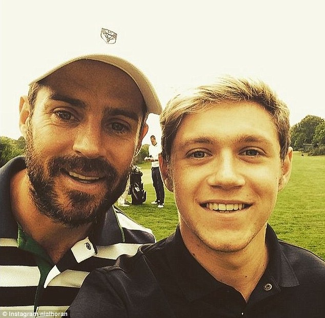 Τρελαμένος με τη μπάλα αστέρας των One Direction! (photos)