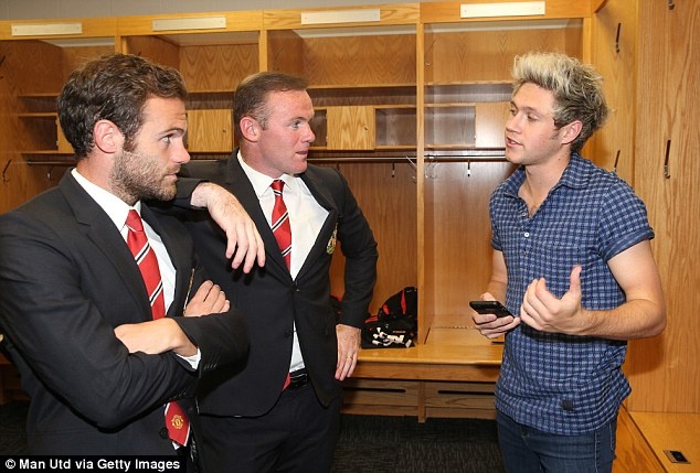 Τρελαμένος με τη μπάλα αστέρας των One Direction! (photos)