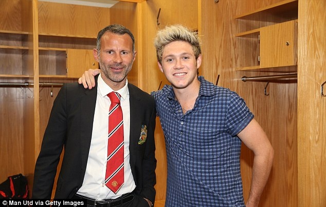 Τρελαμένος με τη μπάλα αστέρας των One Direction! (photos)