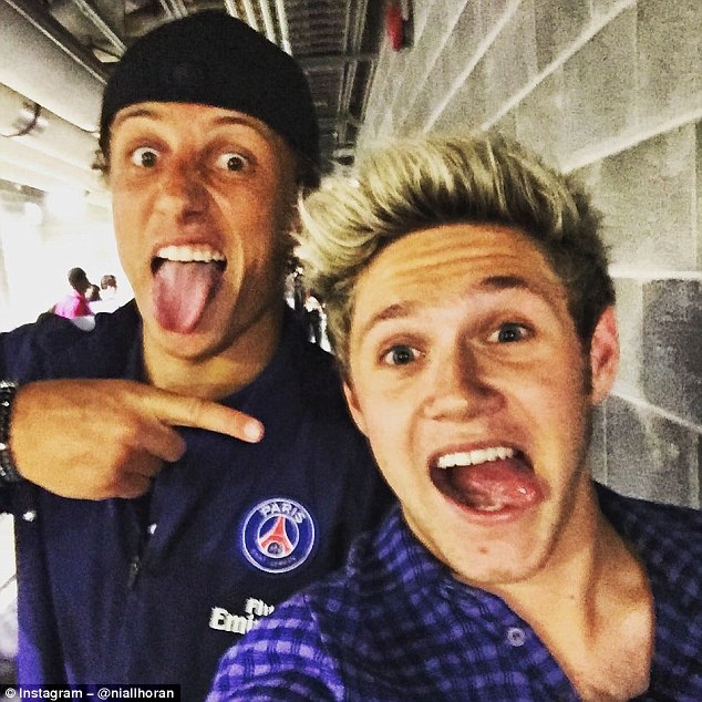 Τρελαμένος με τη μπάλα αστέρας των One Direction! (photos)