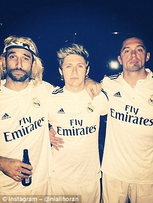 Τρελαμένος με τη μπάλα αστέρας των One Direction! (photos)