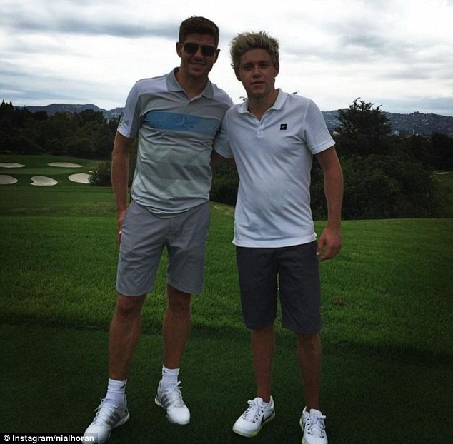 Τρελαμένος με τη μπάλα αστέρας των One Direction! (photos)