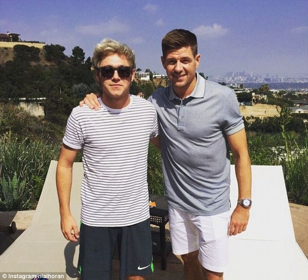 Τρελαμένος με τη μπάλα αστέρας των One Direction! (photos)