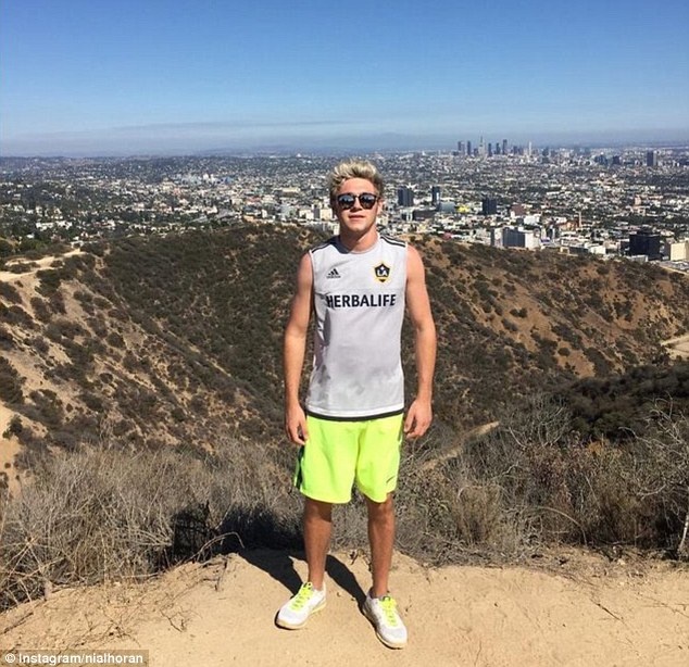 Τρελαμένος με τη μπάλα αστέρας των One Direction! (photos)
