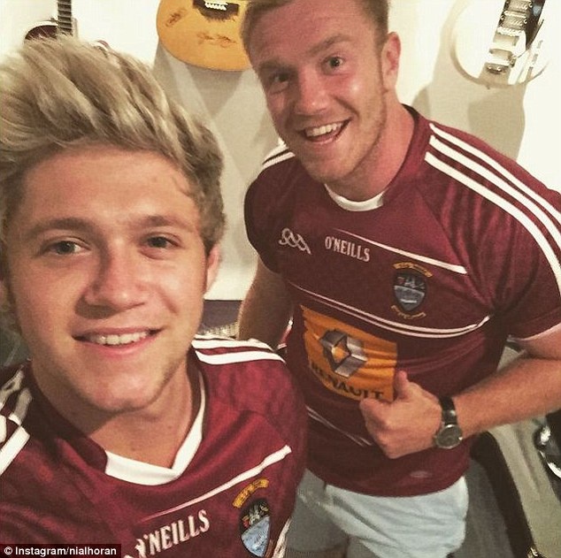 Τρελαμένος με τη μπάλα αστέρας των One Direction! (photos)