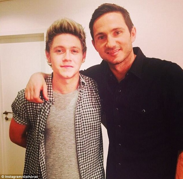 Τρελαμένος με τη μπάλα αστέρας των One Direction! (photos)