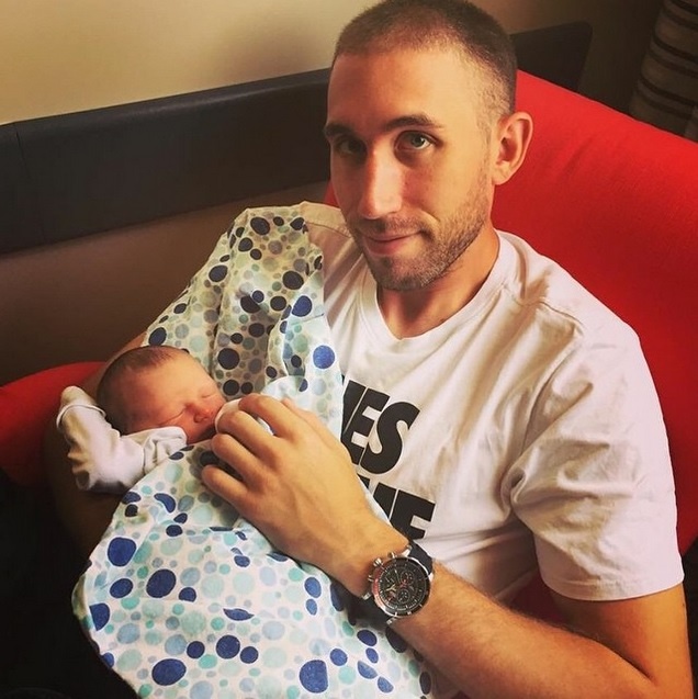 «Ερυθρόλευκος» έγινε… χαζομπαμπάς! (photos)