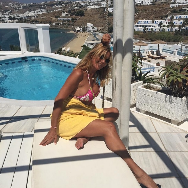 «Καίει» τη Μύκονο η Χριστίνα Παππά! (photos)