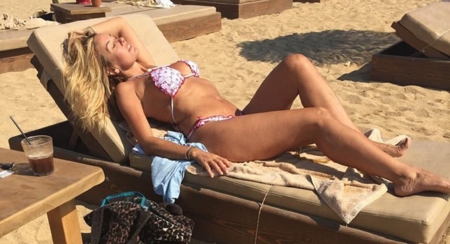 «Καίει» τη Μύκονο η Χριστίνα Παππά! (photos)