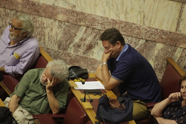 ΣΣΣΣ... Η ΒΟΥΛΗ ΚΟΙΜΑΤΑΙ! (photos)