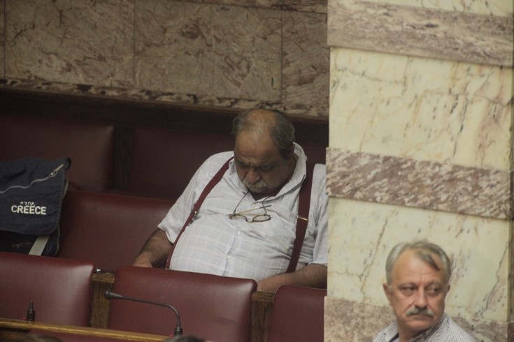 ΣΣΣΣ... Η ΒΟΥΛΗ ΚΟΙΜΑΤΑΙ! (photos)