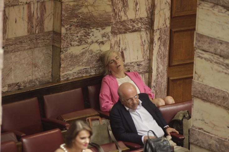 ΣΣΣΣ... Η ΒΟΥΛΗ ΚΟΙΜΑΤΑΙ! (photos)