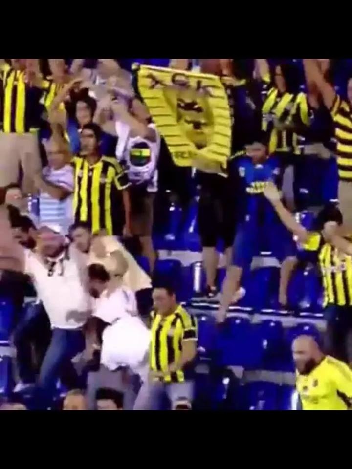 Με σημαία της ΑΕΚ οι οπαδοί της Φενέρ (photo)