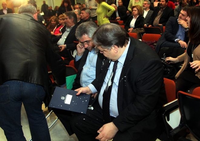 Όλα τα... γιαουρτώματα πολιτικών με ένα κλικ! (photos+videos)