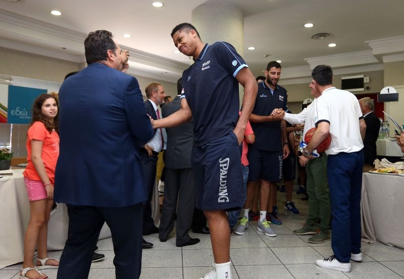 Πανικός για την Εθνική στο Περιστέρι! (photos)