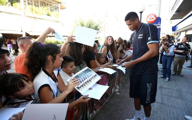 Πανικός για την Εθνική στο Περιστέρι! (photos)