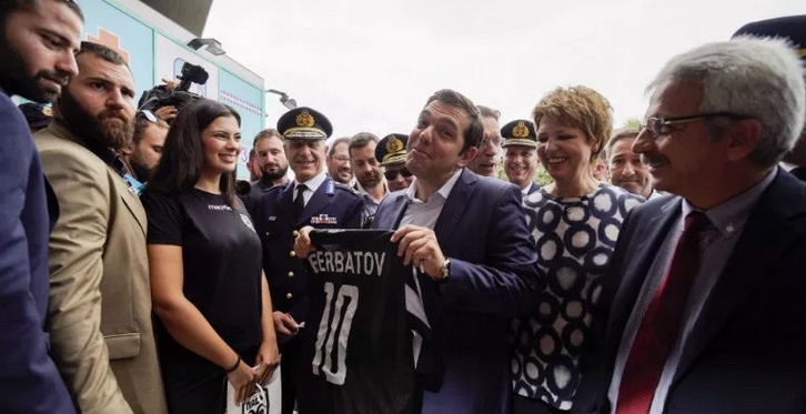 Ζήτησε φανέλα Μπερμπάτοφ ο Τσακαλώτος απ’ τον Τσίπρα! (photo)