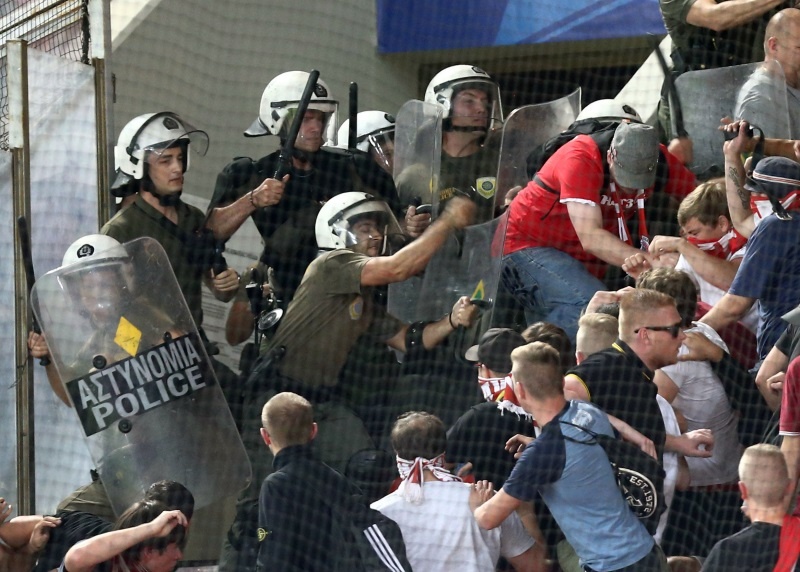 Εικόνες από τα επεισόδια στο «Γ. Καραϊσκάκης»! (photos)