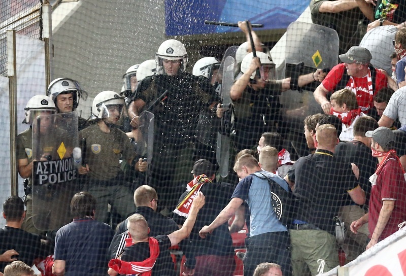 Εικόνες από τα επεισόδια στο «Γ. Καραϊσκάκης»! (photos)