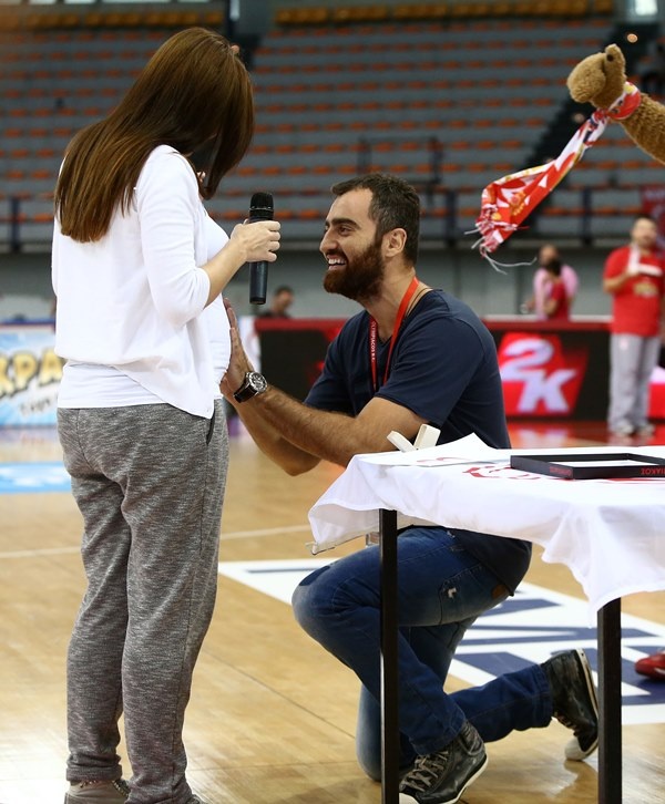 Τρελή πρόταση γάμου στο ΣΕΦ! (photos)