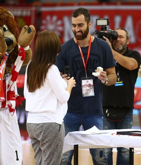 Τρελή πρόταση γάμου στο ΣΕΦ! (photos)