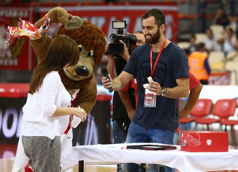 Τρελή πρόταση γάμου στο ΣΕΦ! (photos)