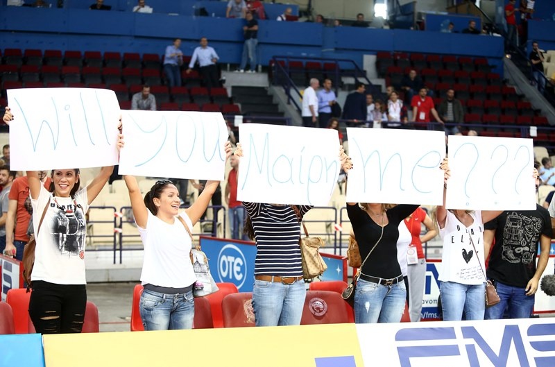 Τρελή πρόταση γάμου στο ΣΕΦ! (photos)