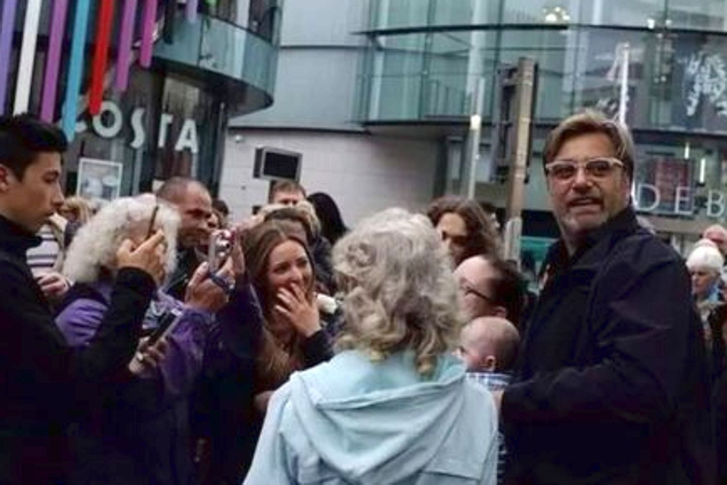 Σωσίας του Κλοπ προκάλεσε πανικό στο Λίβερπουλ (photos)