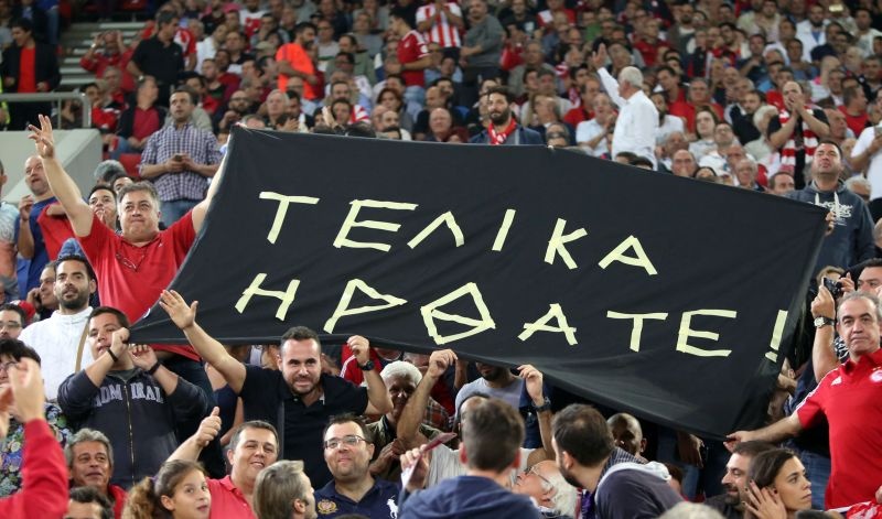 Ολυμπιακός-ΑΕΚ: Πανό… επίθεση σε Ένωση, Γεωργέα (photos)