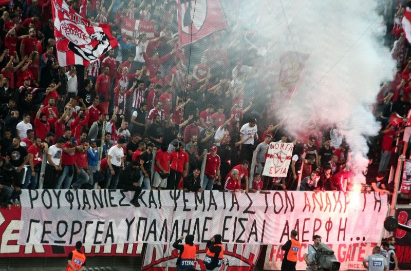 Ολυμπιακός-ΑΕΚ: Πανό… επίθεση σε Ένωση, Γεωργέα (photos)