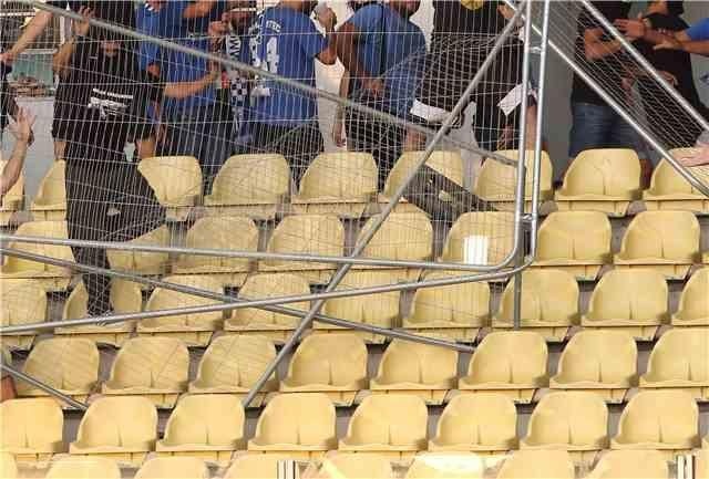 Εικόνες ντροπής στην Κύπρο, οπαδοί «κυνήγησαν» παίκτες! (photos+video)
