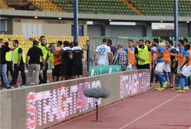Εικόνες ντροπής στην Κύπρο, οπαδοί «κυνήγησαν» παίκτες! (photos+video)