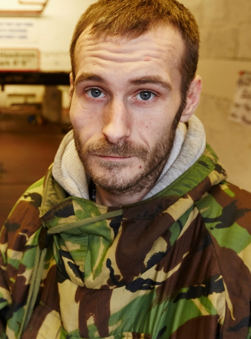 Νέβιλ και Γκιγκς φιλοξενούν εκατοντάδες άστεγους! (photos)