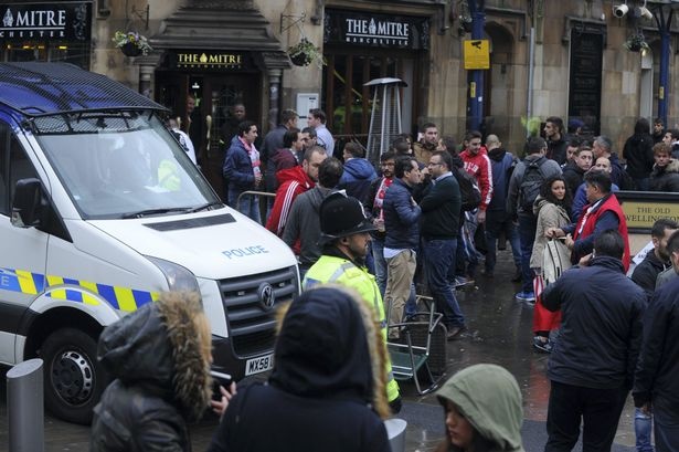 Απίστευτο ξύλο πριν τη σέντρα του Μάντσεστερ Σίτι-Σεβίλλη! (video&photos)