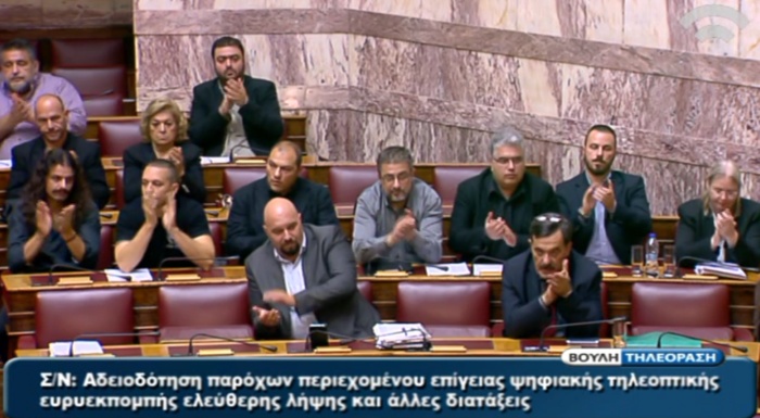 Το τερμάτισε ο Κασιδιάρης: Απίστευτη πρόκληση στη Βουλή! (photo)