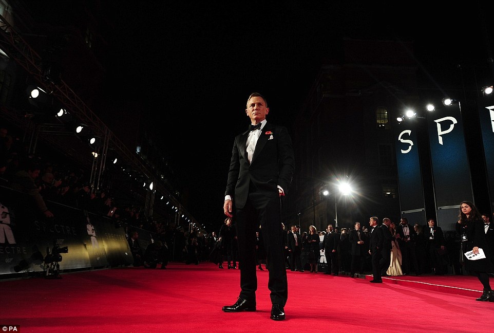 Η Μόνικα, το νέο Μποντ και η Κέιτ Μίντλετον χωρίς σουτιέν! (photos)