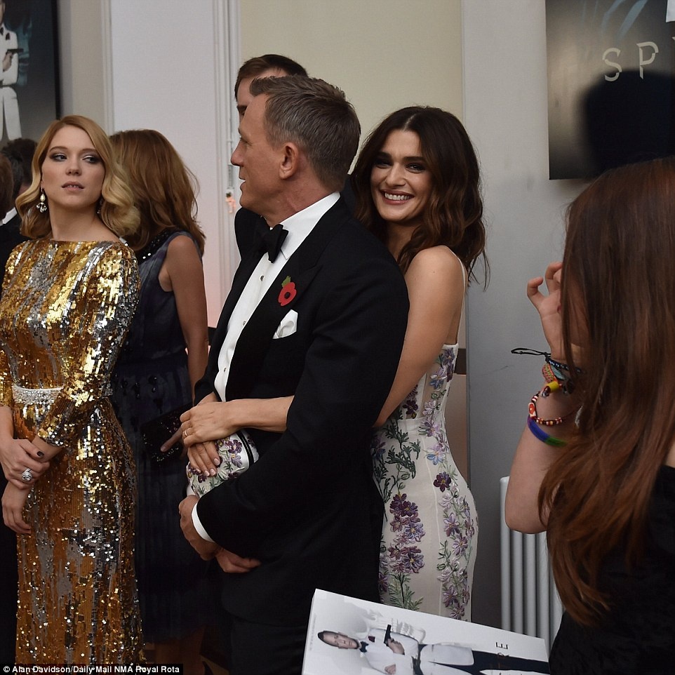 Η Μόνικα, το νέο Μποντ και η Κέιτ Μίντλετον χωρίς σουτιέν! (photos)