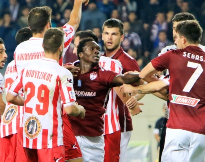 Μαλλιά κουβάρια στο ΑΕΛ-Ολυμπιακός Βόλου! (photos)
