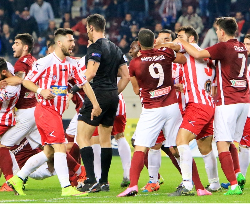 Μαλλιά κουβάρια στο ΑΕΛ-Ολυμπιακός Βόλου! (photos)