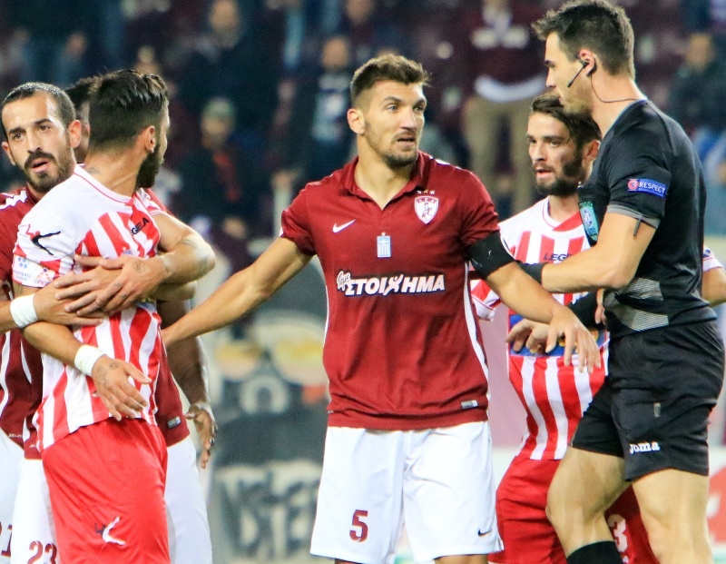Μαλλιά κουβάρια στο ΑΕΛ-Ολυμπιακός Βόλου! (photos)