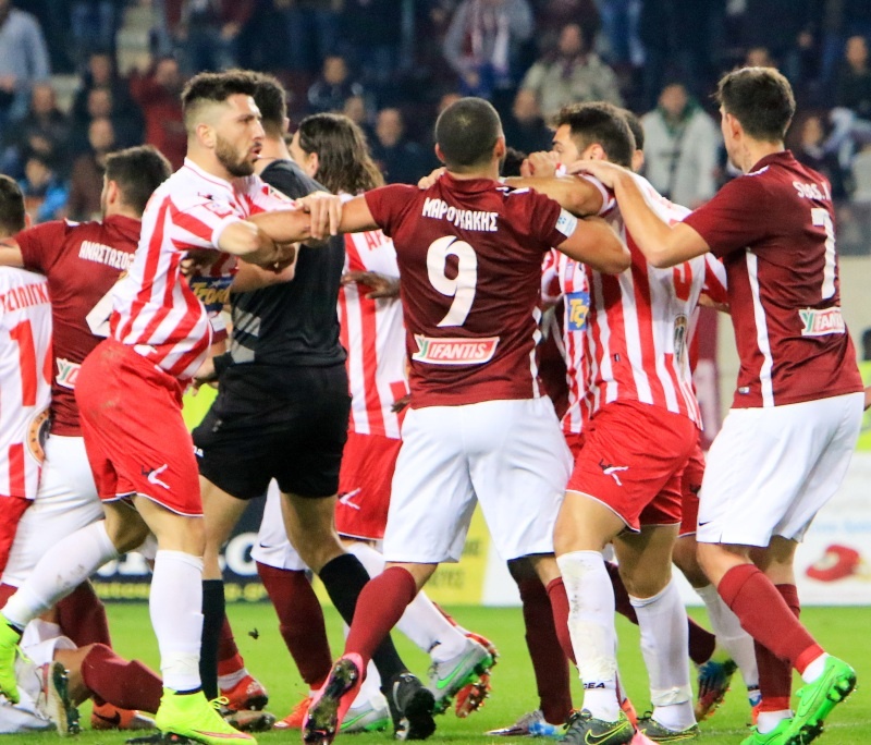 Μαλλιά κουβάρια στο ΑΕΛ-Ολυμπιακός Βόλου! (photos)