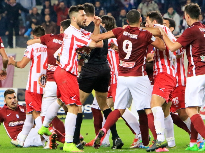 Μαλλιά κουβάρια στο ΑΕΛ-Ολυμπιακός Βόλου! (photos)